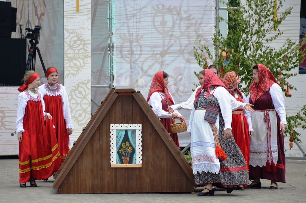 Главное действие Каравона в селе Никольское наблюдали сотни зрителей