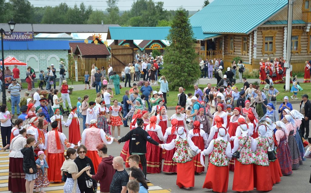 Главное действие Каравона в селе Никольское наблюдали сотни зрителей