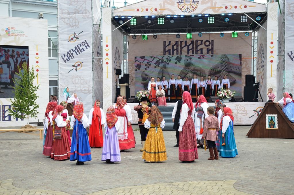 Главное действие Каравона в селе Никольское наблюдали сотни зрителей