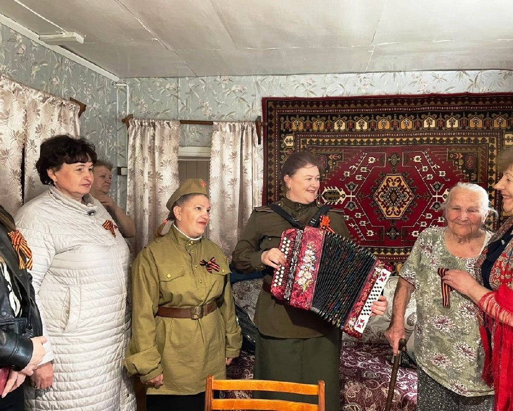 В Рождественском сельском поселении тружеников тыла и пожилых людей поздравили с Днем Победы песнями и музыкальными номерами