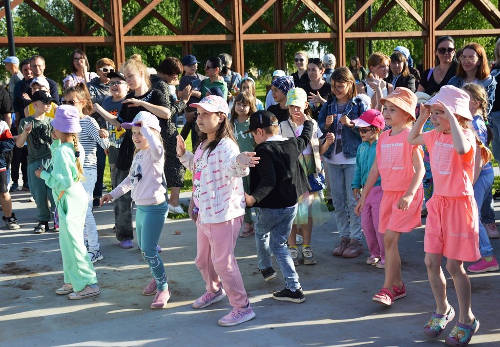 В Лаишево праздничная концертная программа привлекла в День защиты детей взрослых и юных зрителей