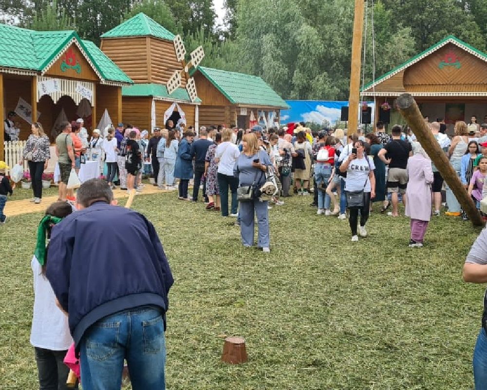 Подворье Лаишевского района на Сабантуе посетил Рустам Минниханов