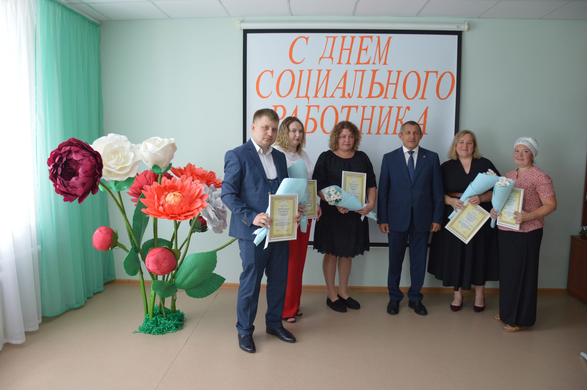 Глава Лаишевского района поздравил сотрудников «Комплексного центра социального обслуживания  населения «Золотая осень»