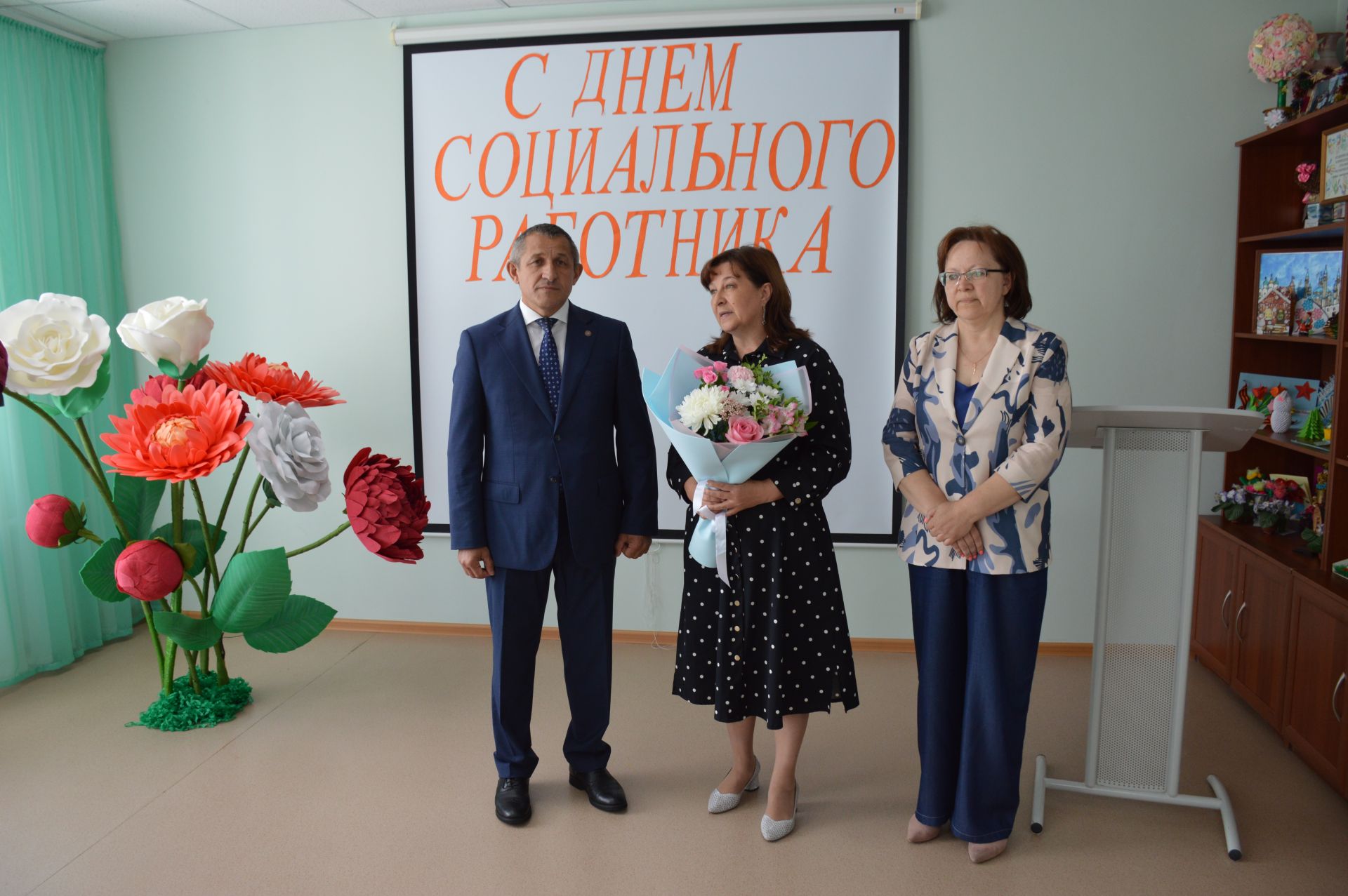 Глава Лаишевского района поздравил сотрудников «Комплексного центра социального обслуживания  населения «Золотая осень»
