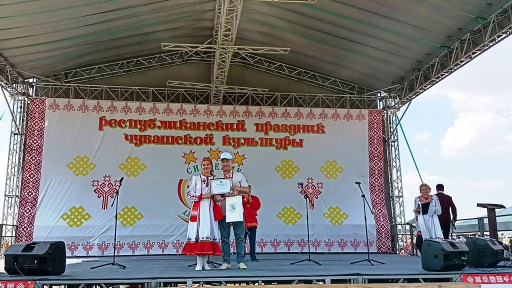 Народному ансамблю театра песни «Веснавея» вручен сертификат на 50 тыс. рублей