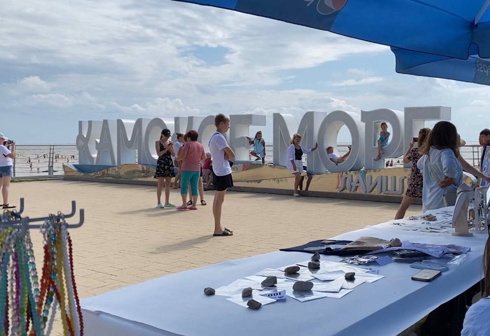 На пляже «Камское море» проходит мероприятие «Пляжный маркет»