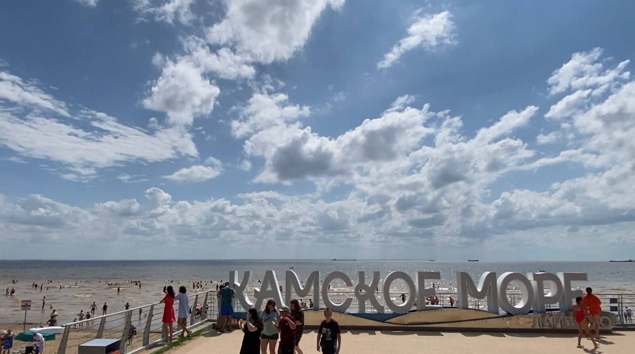На пляже «Камское море» проходит мероприятие «Пляжный маркет»