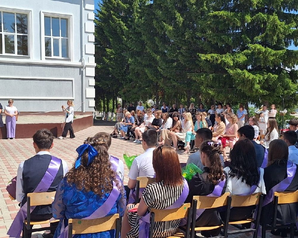 В Лаишевской школе № 2 торжественно и красиво прошло вручение аттестатов выпускникам 9-х классов