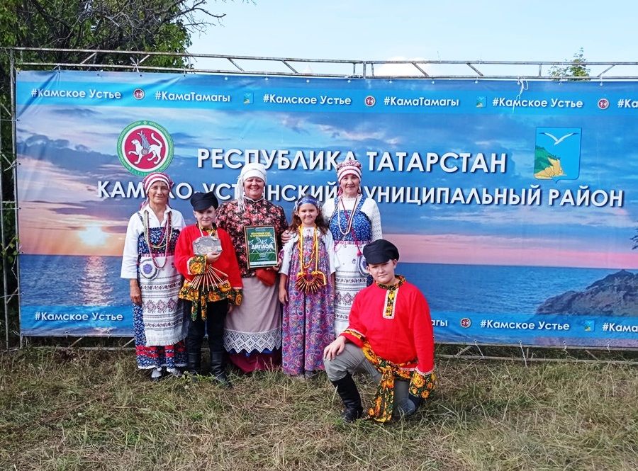 Семейный ансамбль из Лаишевского района пел на Яблочном Спасе в селе Красновидово