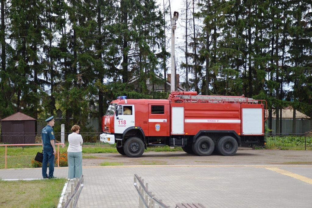 Две пожарные машины и скорая помощь въехали в ворота Лаишевской школы-интерната