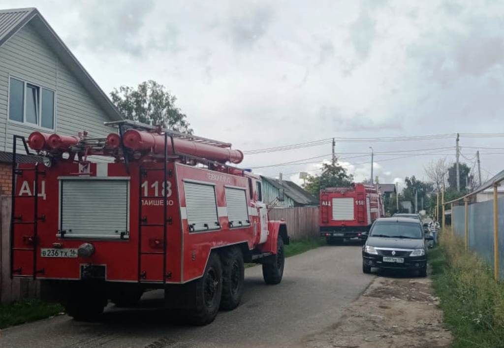Две пожарные машины и скорая помощь въехали в ворота Лаишевской школы-интерната
