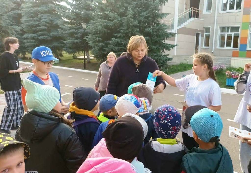 Нармонские дети обучают сельчан безопасному поведению на дороге