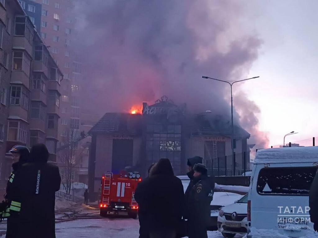 Горело без малого тысяча квадратных метров