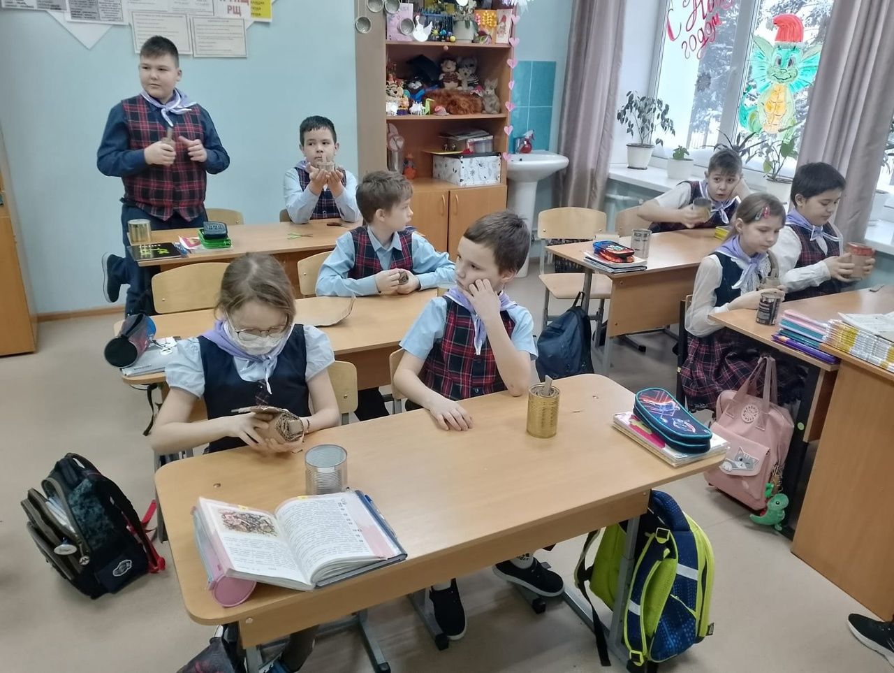 Четвероклассники Среднедевятовской школы оказывают посильную добровольческую помощь