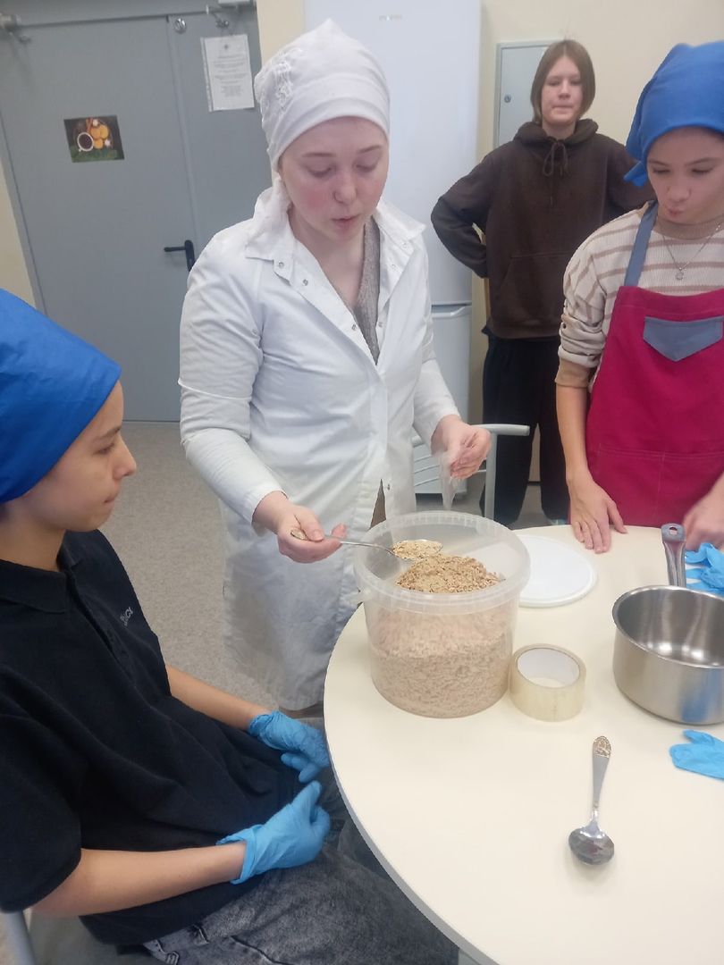 Усадские лицеисты помогают готовить гуманитарный груз в зону СВО