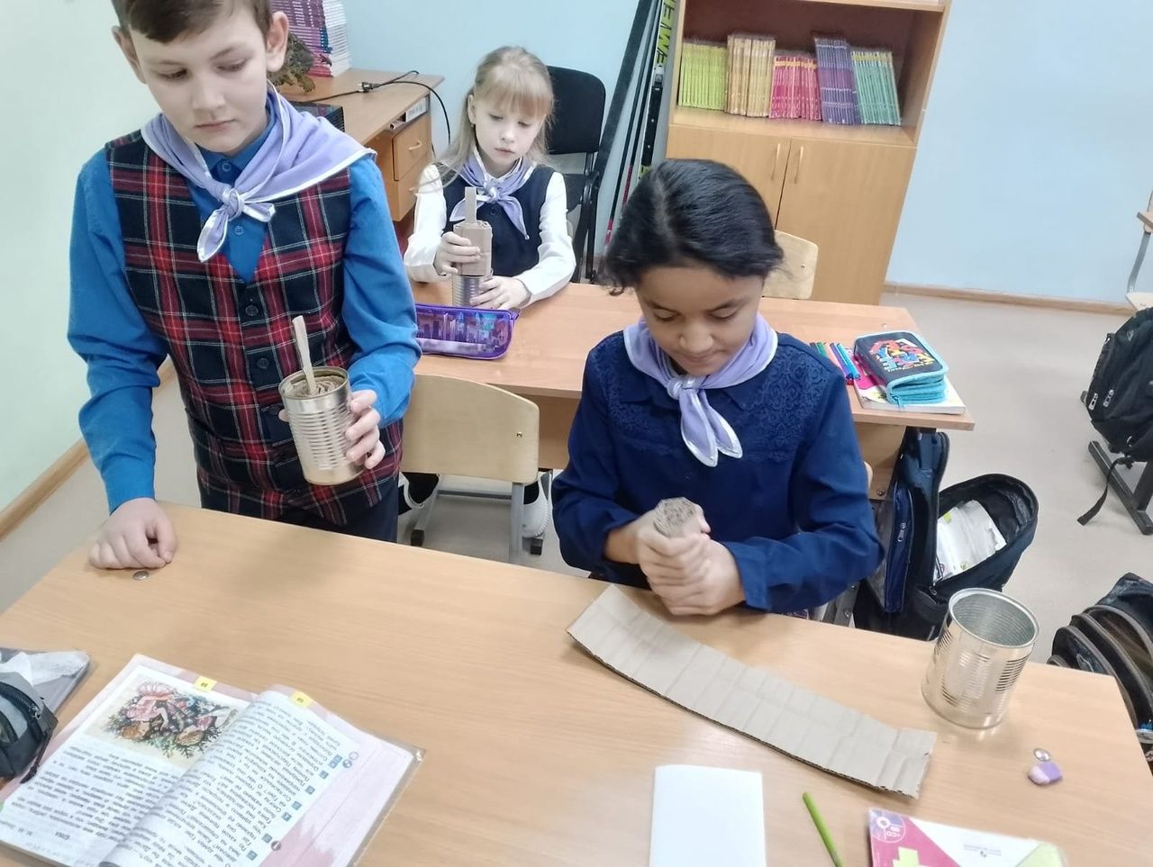 Четвероклассники Среднедевятовской школы оказывают посильную добровольческую помощь