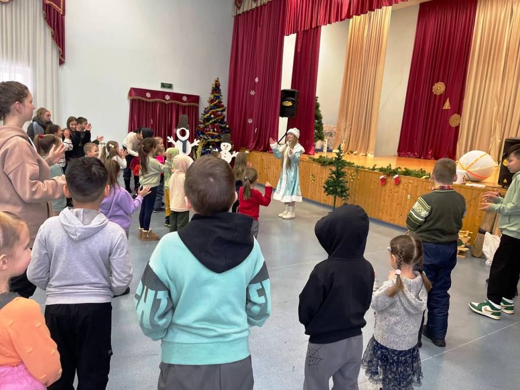 Шикарный Дед Мороз и восхитительная Снегурочка посетили дом культуры в Больших Кабанах