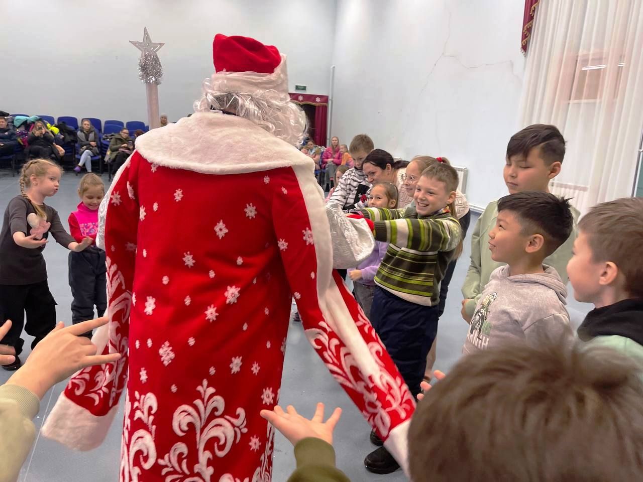 Шикарный Дед Мороз и восхитительная Снегурочка посетили дом культуры в Больших Кабанах