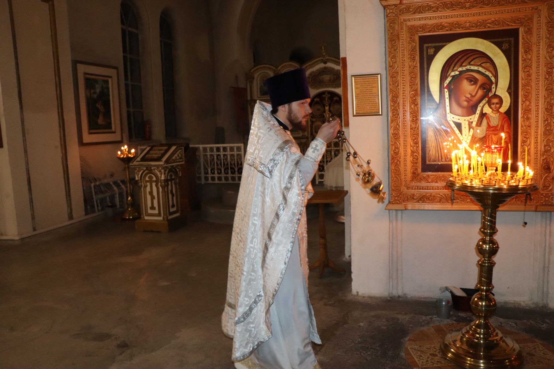 Рождественские богослужения прошли в ночь с 6 на 7 января в Лаишевских храмах