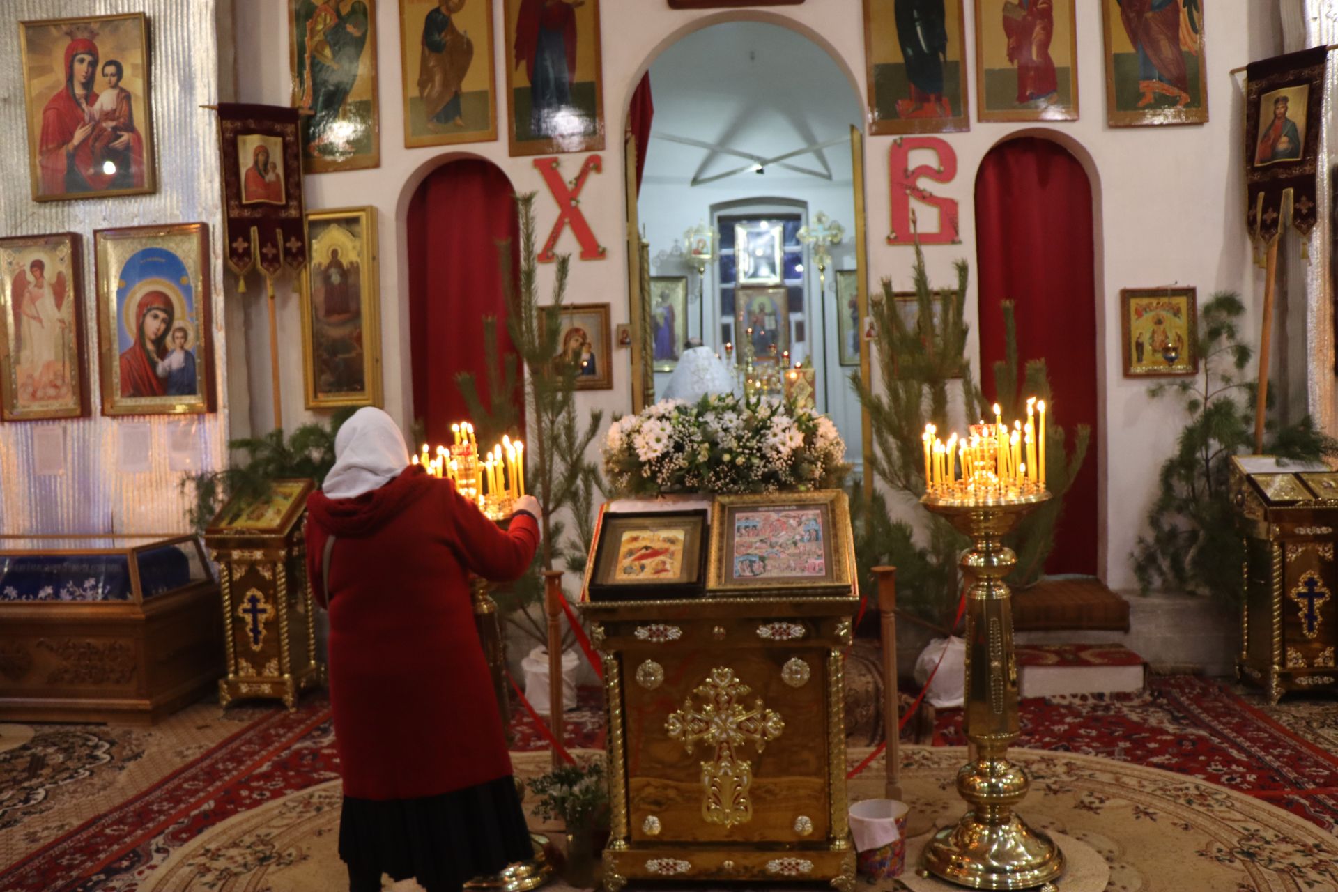 Рождественские богослужения прошли в ночь с 6 на 7 января в Лаишевских храмах