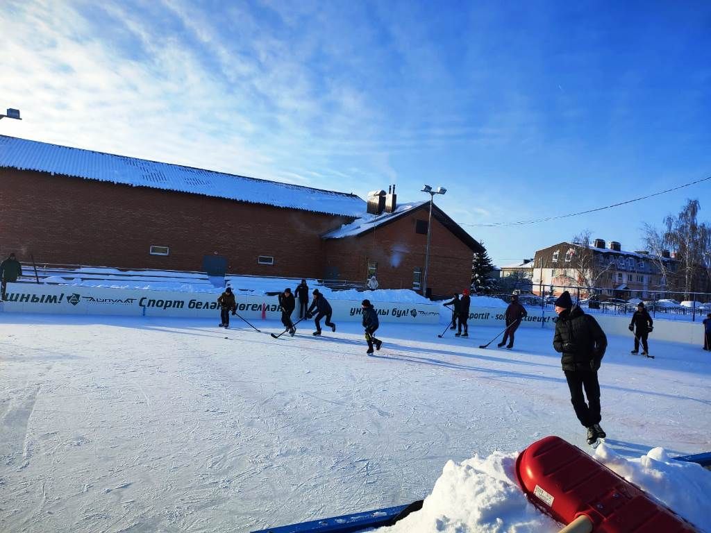 В Лаишевском районе турнир по хоккею посвятили землякам — бойцам СВО