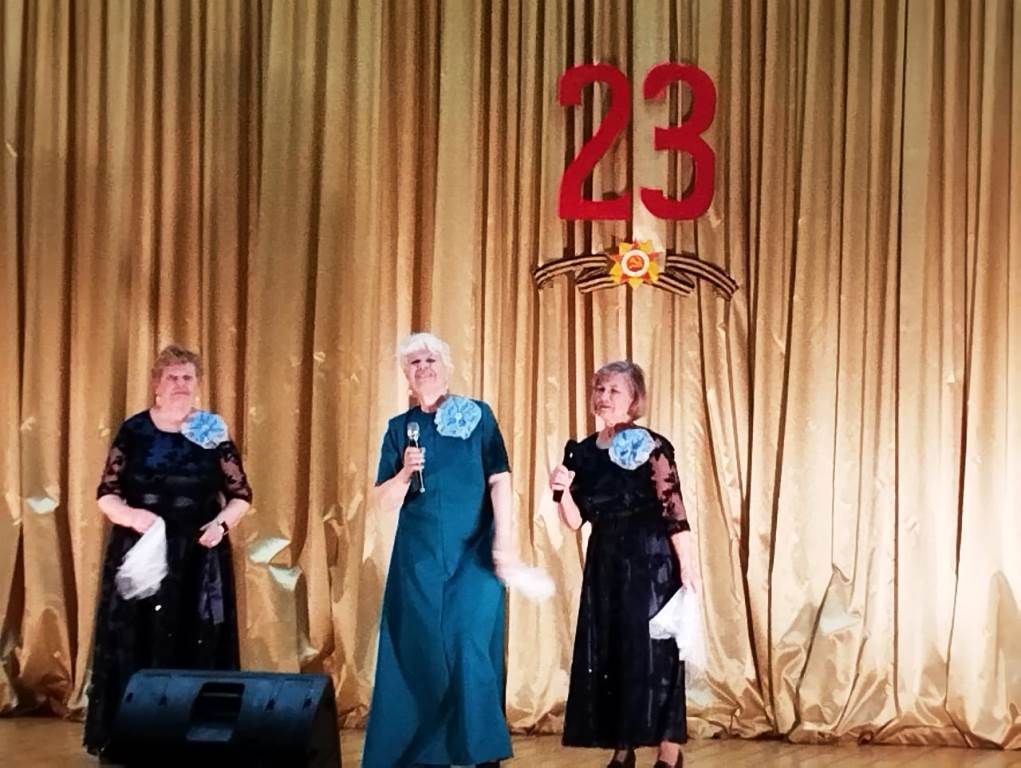 Поет Валентина Клюшина на благотворительном концерте в Сокурах
