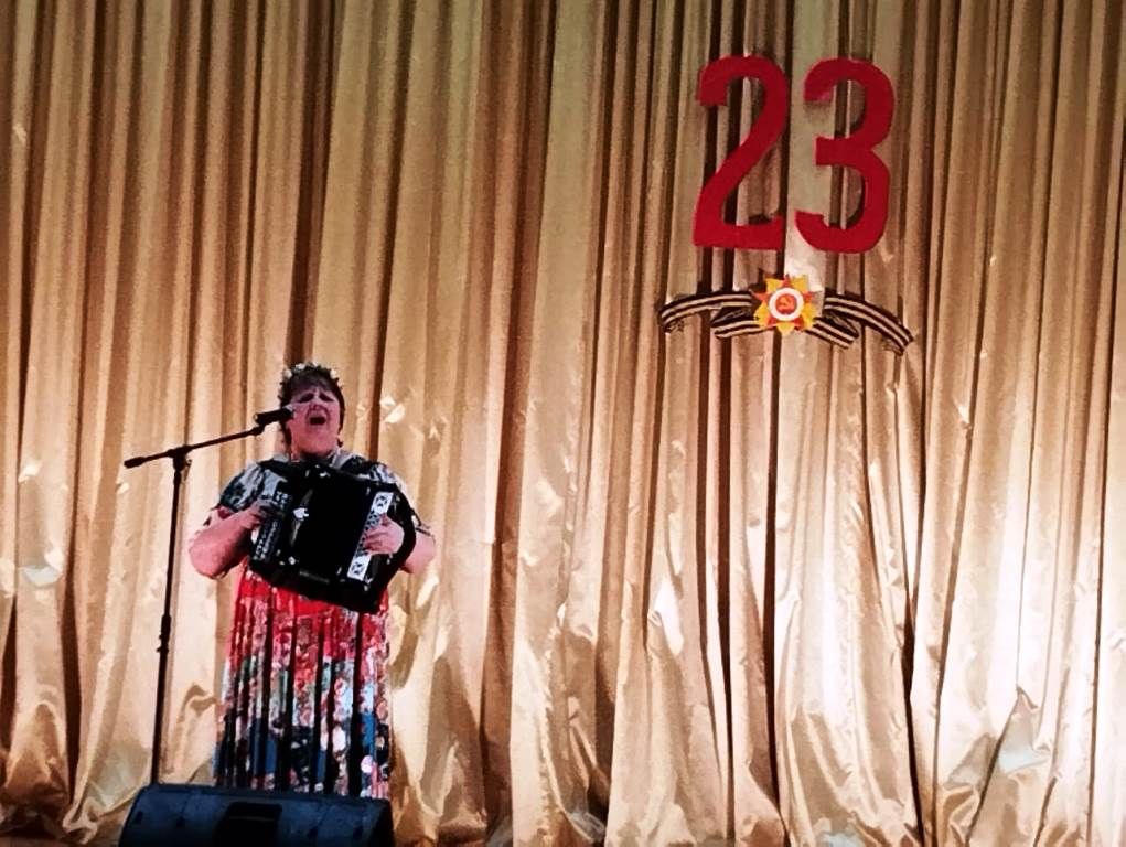 Поет Валентина Клюшина на благотворительном концерте в Сокурах