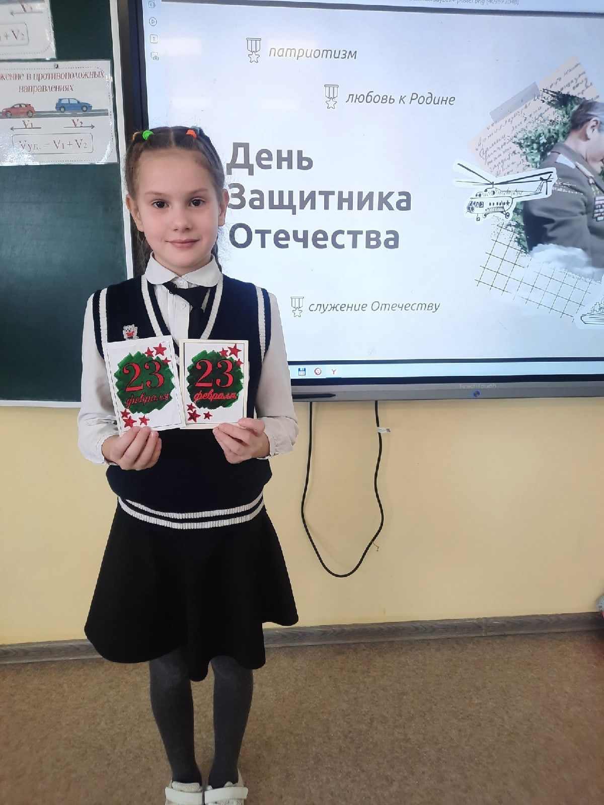 Лицеисты Лаишевского района своими руками делают открытки для участников СВО
