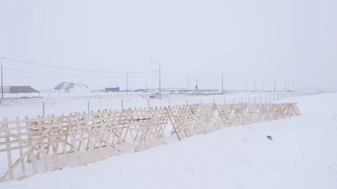 Вдоль трассы М-12 устанавливаются снегозадерживающие щиты