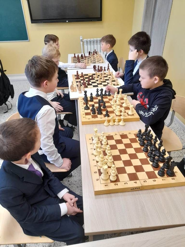 Померились силами шахматисты двух соседних школ