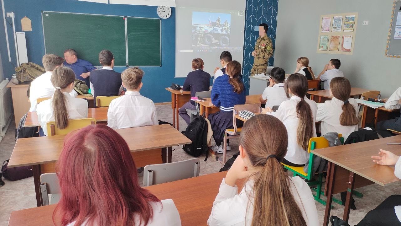 Участник СВО посетил одну из школ Лаишевского района