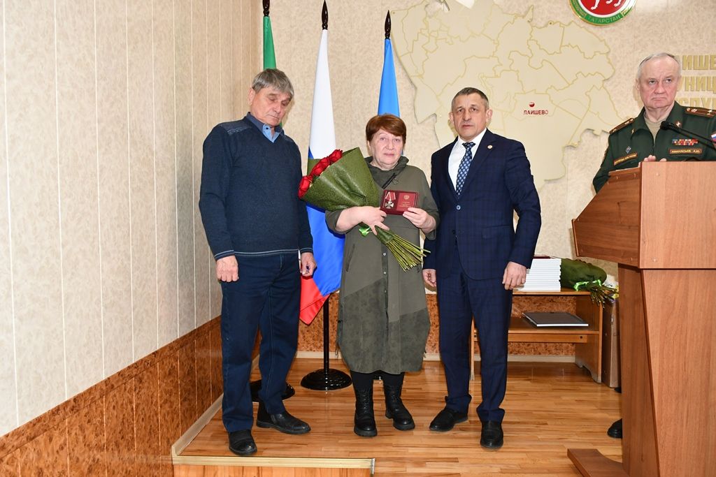 Глава Лаишевского  района Ильдус Зарипов вручил награды семьям бойцов спецоперации