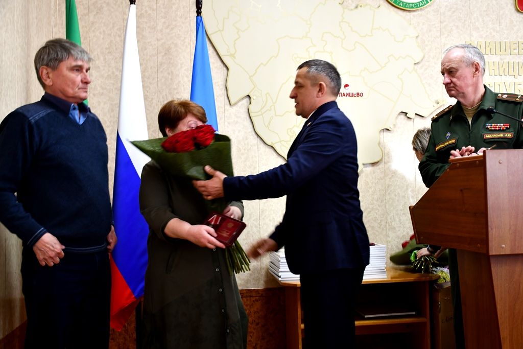 Глава Лаишевского  района Ильдус Зарипов вручил награды семьям бойцов спецоперации