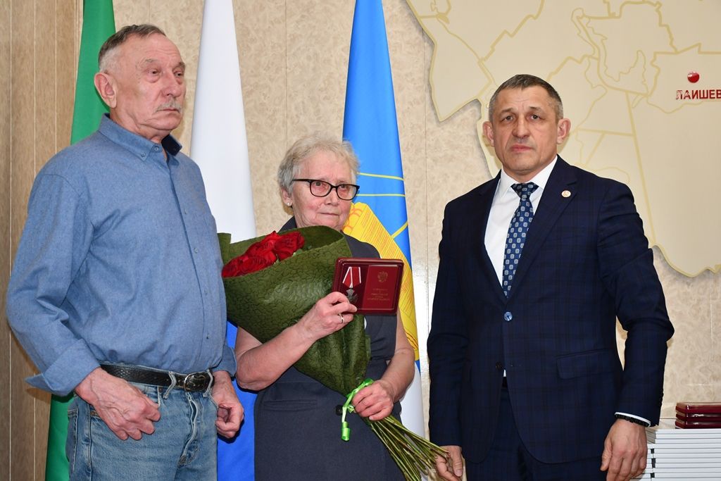 Семьям бойцов СВО из Лаишевского района вручили ордена Мужества
