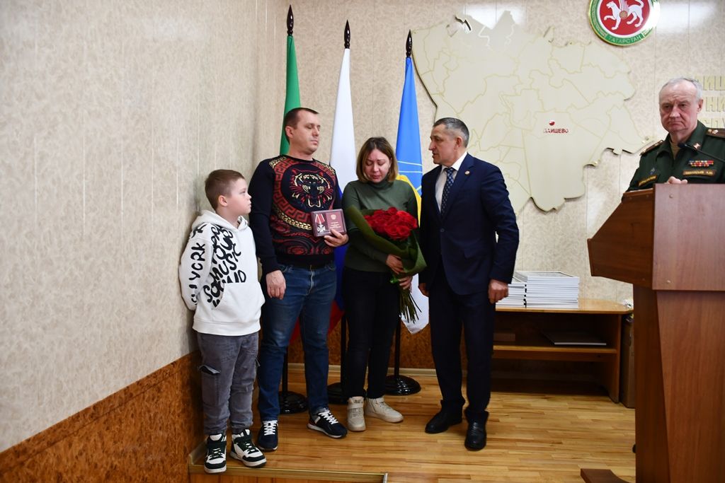 Родителям земляка из села Никольское вручили награду сына