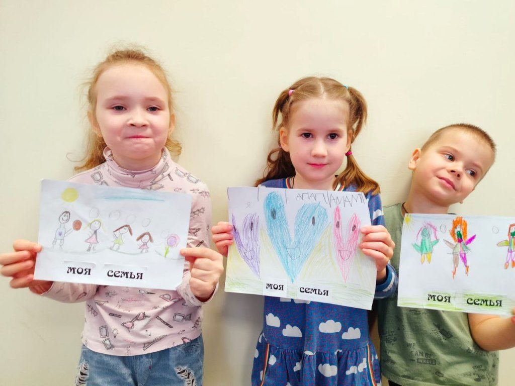 Дети рисуют свою семью