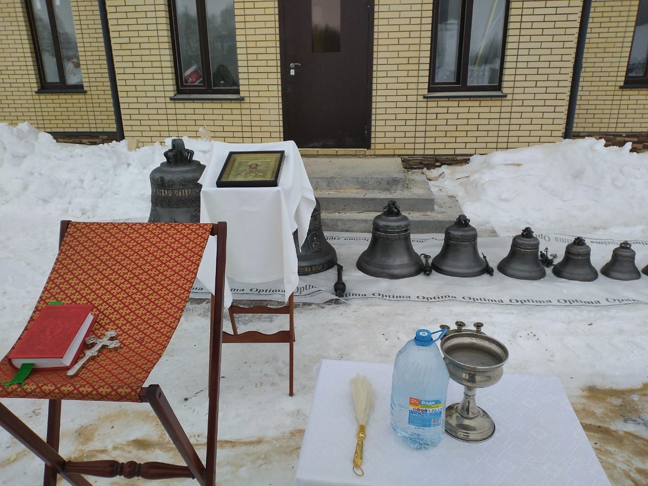 В Татарстане в Лаишевском районе в селе Среднее Девятово освящают колокола для строящейся православной церкви