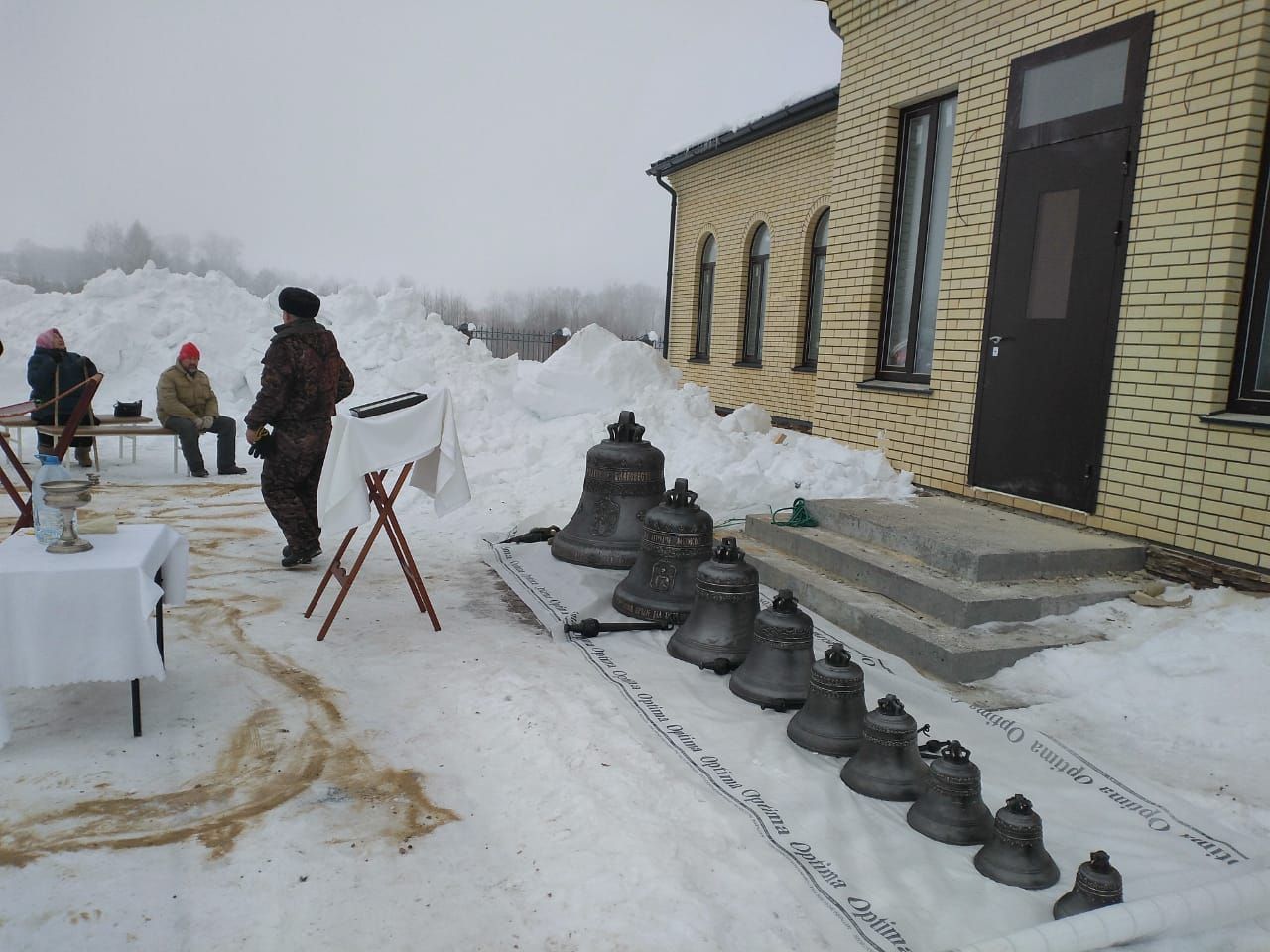 В Татарстане в Лаишевском районе в селе Среднее Девятово освящают колокола для строящейся православной церкви