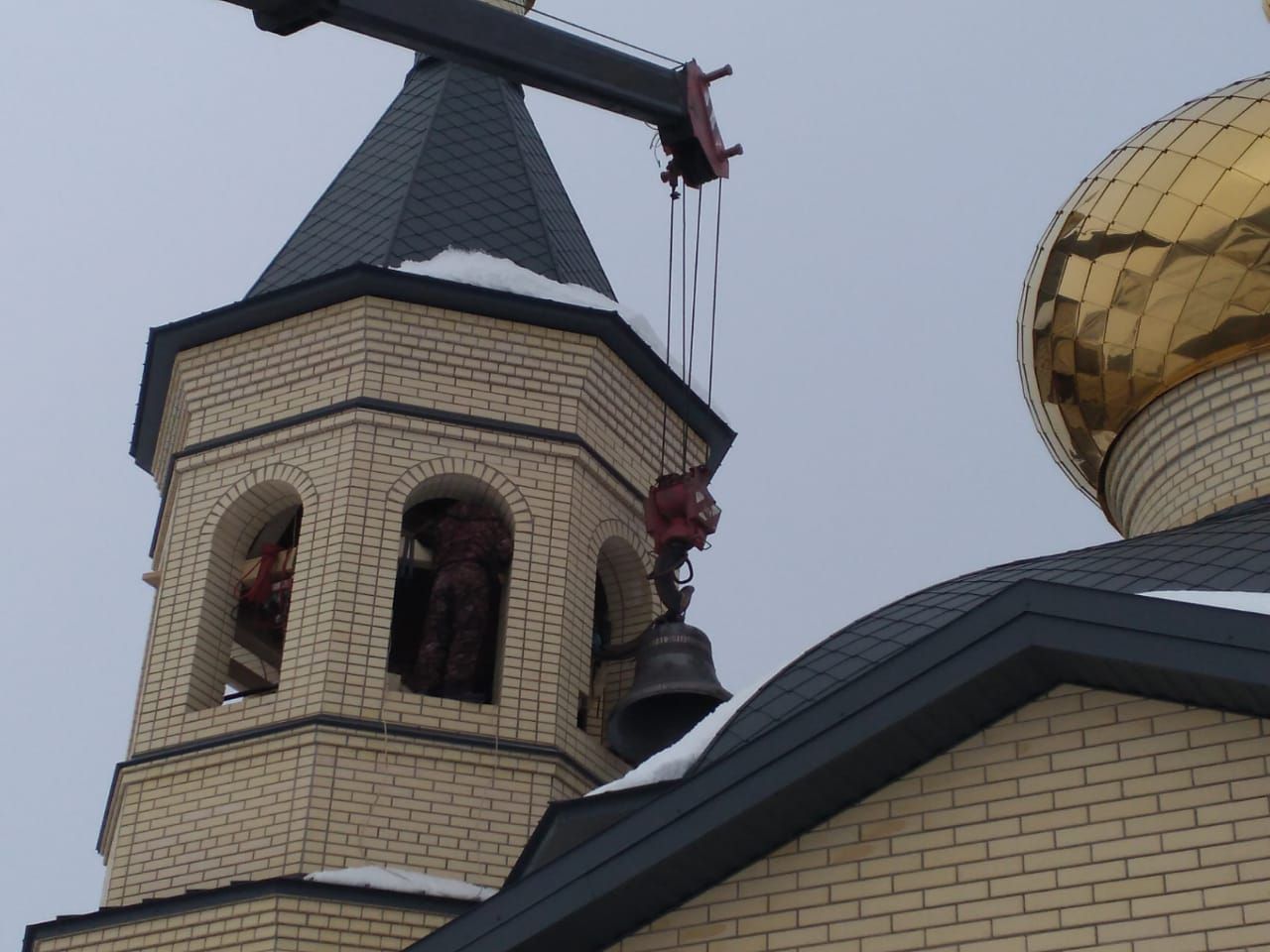 Колокол — первый голос церкви: установлен колокол Благовест на колокольне строящейся церкви в с. Среднее Девятово Лаишевского района РТ