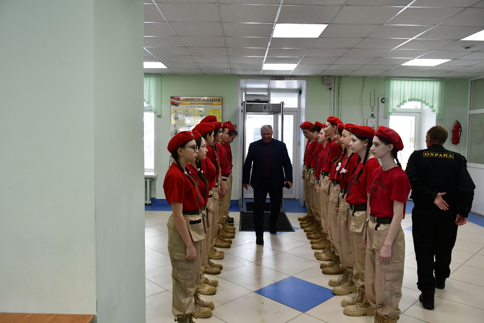 Лаишевскую гимназию №1 посетил Герой России, участник СВО Расим Баксиков