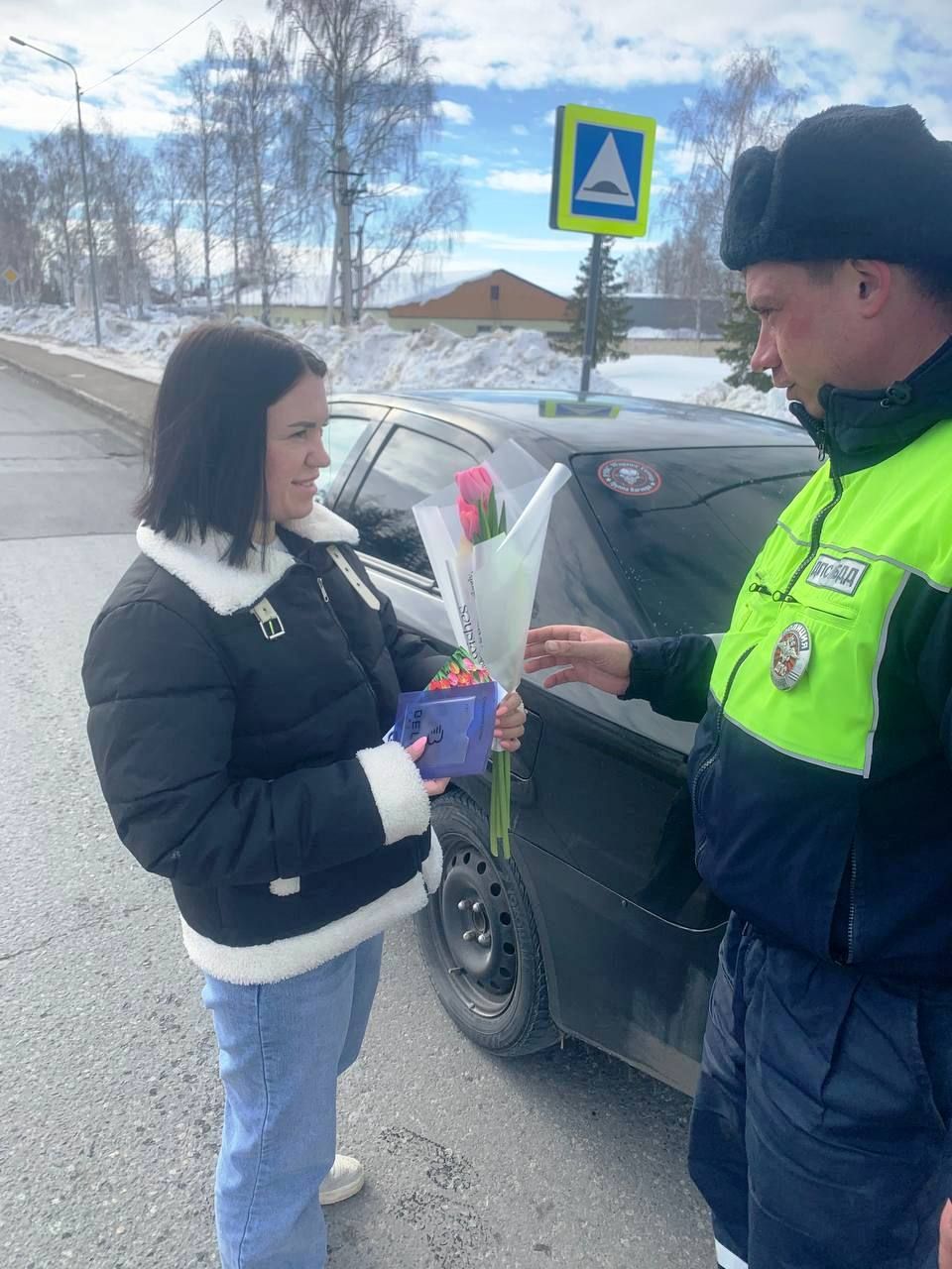 Сотрудники ГИБДД поздравили лаишевских женщин-автолюбителей с наступающим 8 Марта