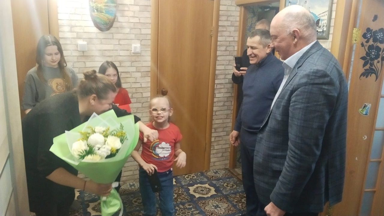 Лаишевская первоклассница получила ноутбук в подарок на 8 марта