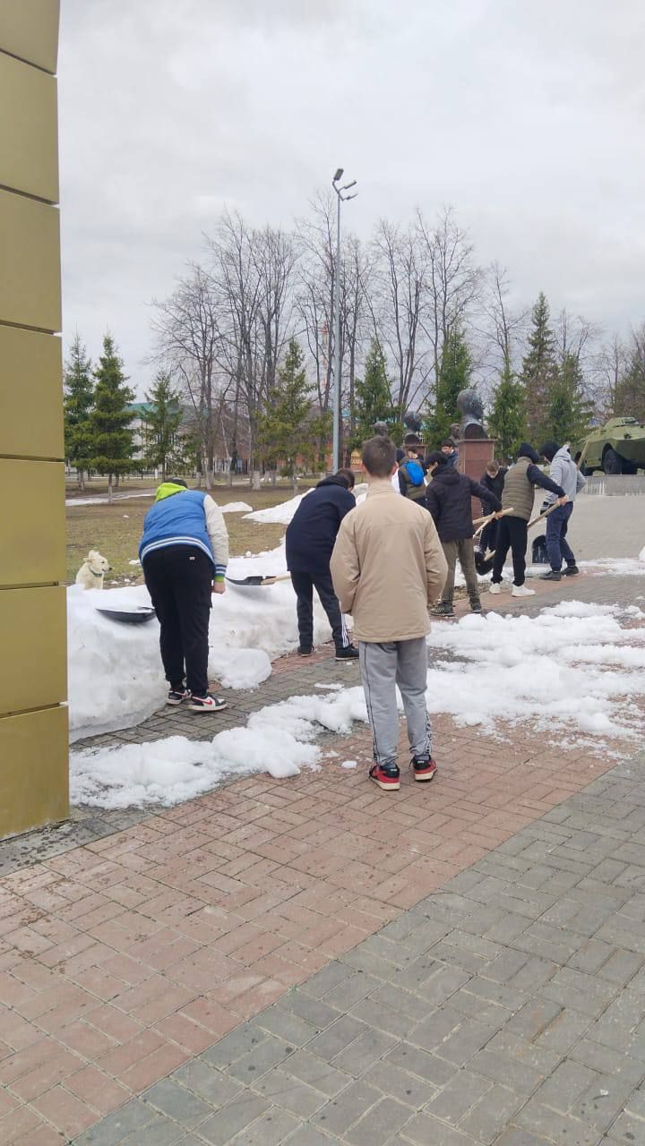 Ученики гимназии № 1 в Лаишево вышли на уборку парка Победы