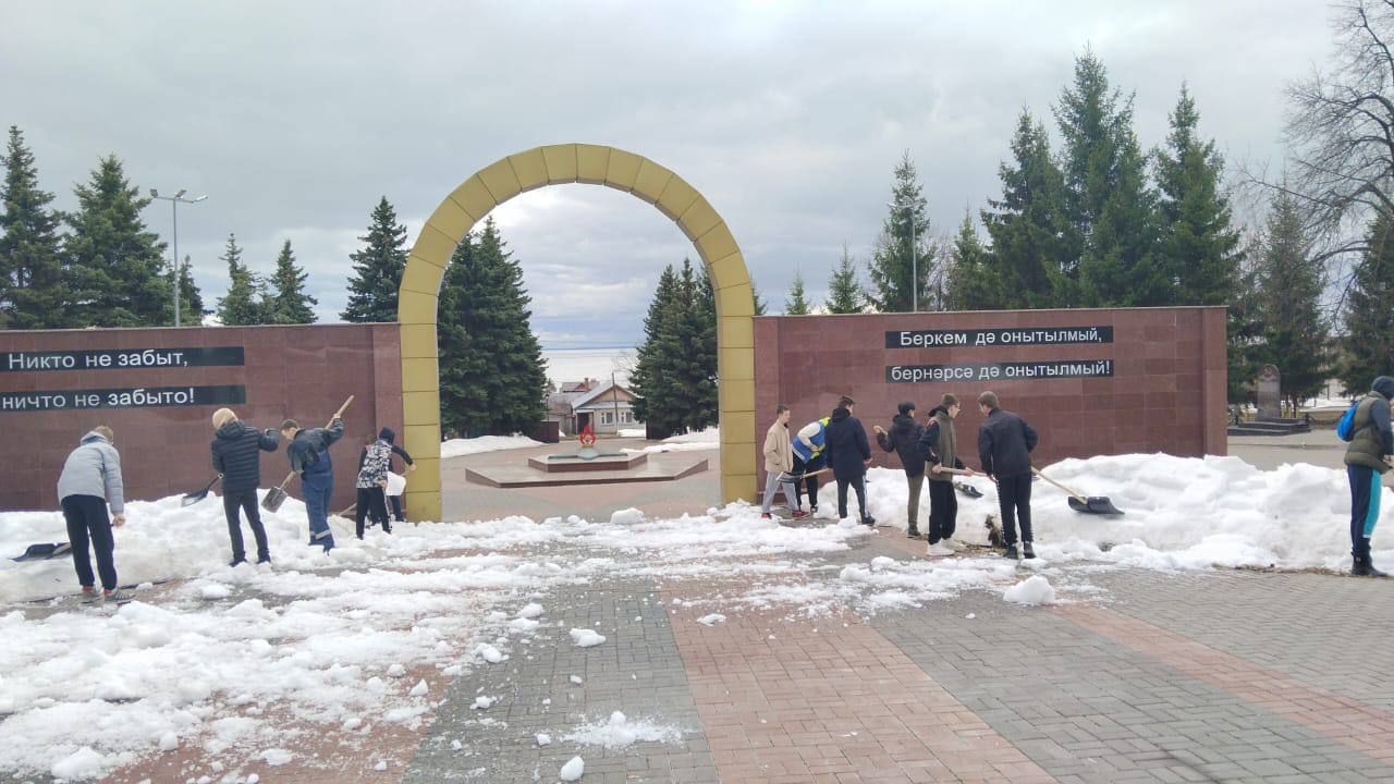 Ученики гимназии № 1 в Лаишево вышли на уборку парка Победы