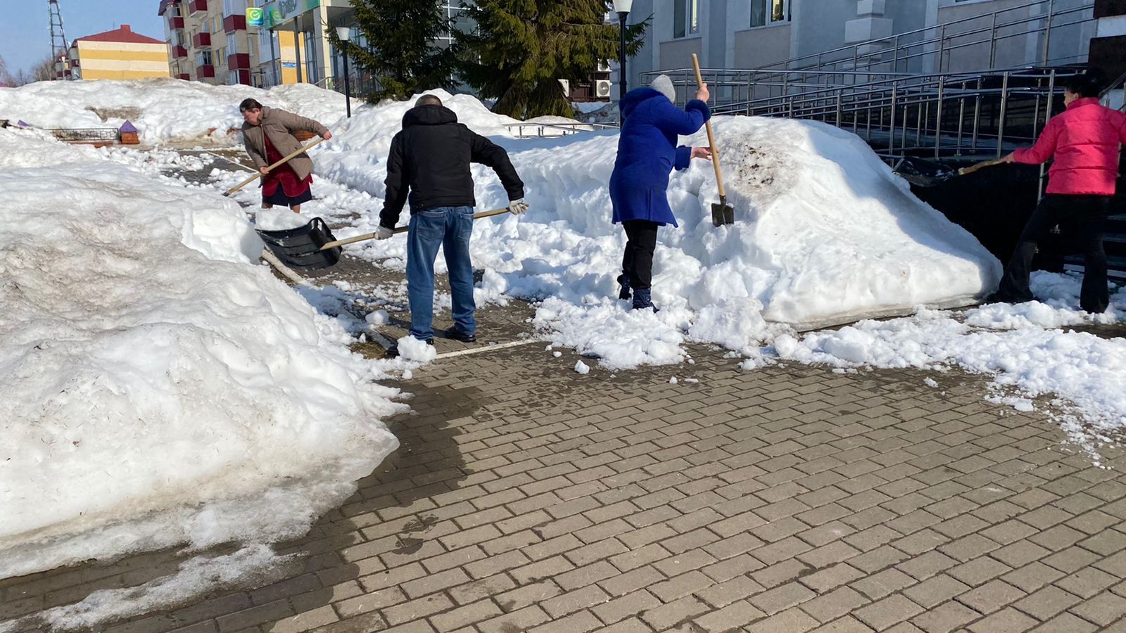 Жители Лаишева продолжают трудиться на очистке территорий