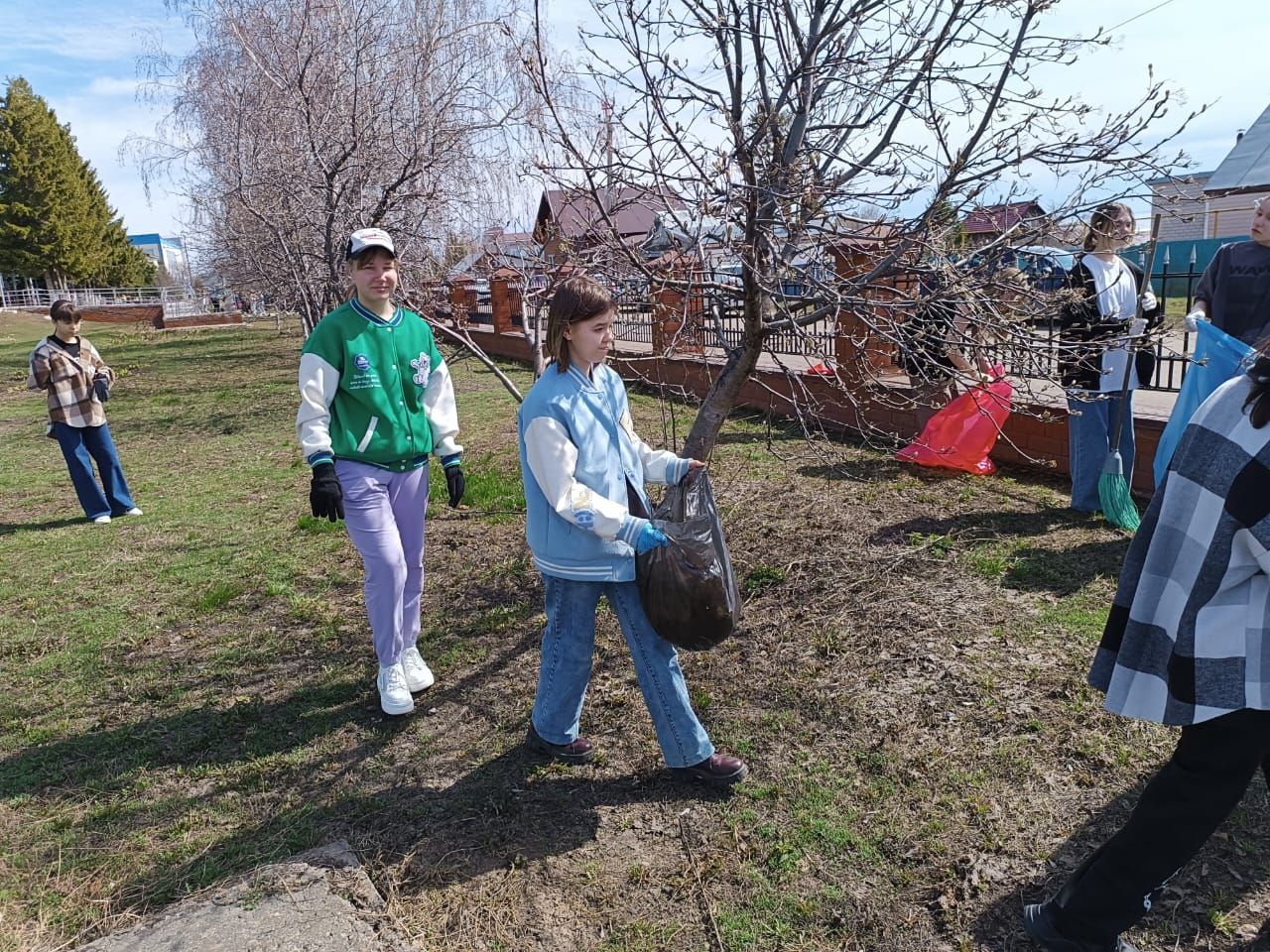 Лаишевские школьники активно поработали на городском субботнике