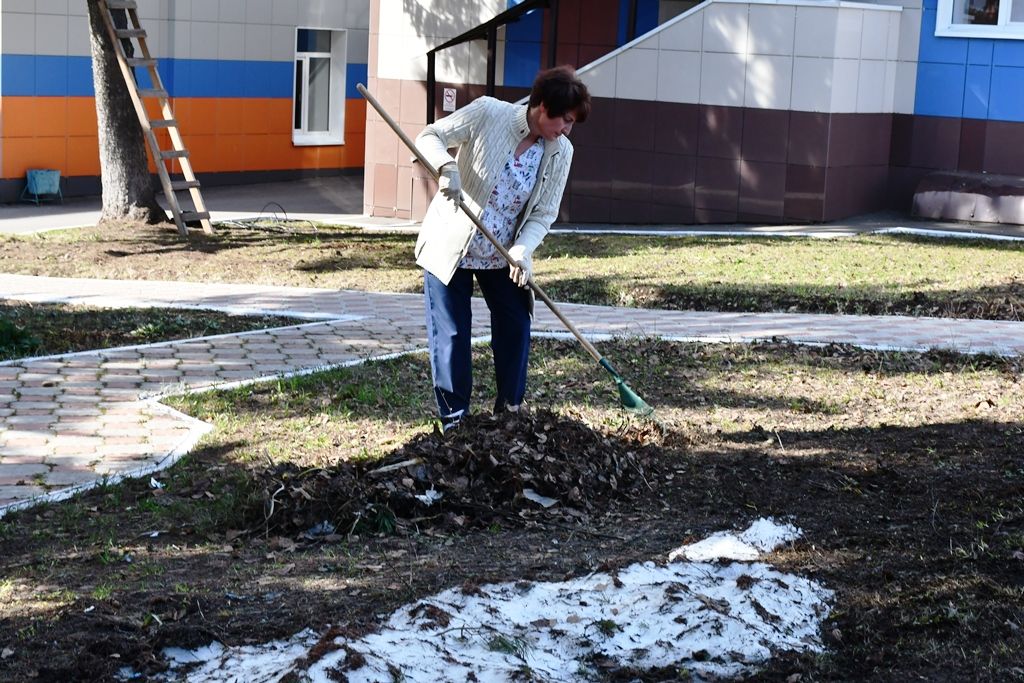 Лопаты, грабли, метлы — главные орудия общегородского субботника в Лаишево
