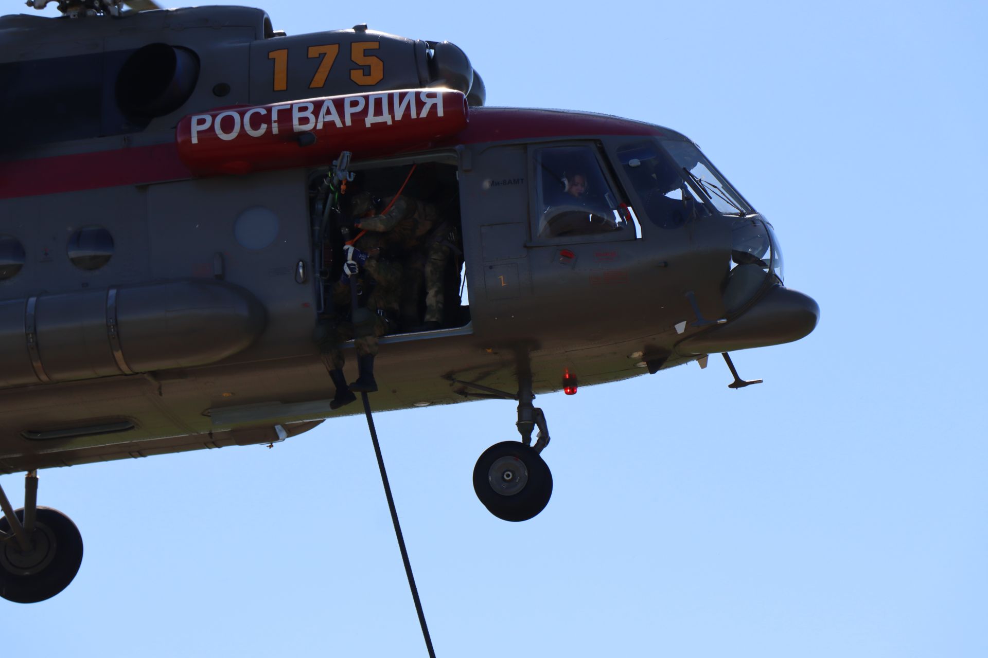 Сотрудники спецподразделений отрабатывали десантирование в Лаишевском районе Татарстана