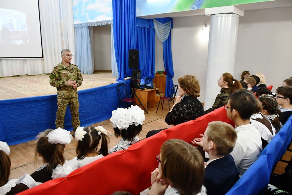 Воспитанники Лаишевской школы-интерната подарили вальс участнику специальной военной операции