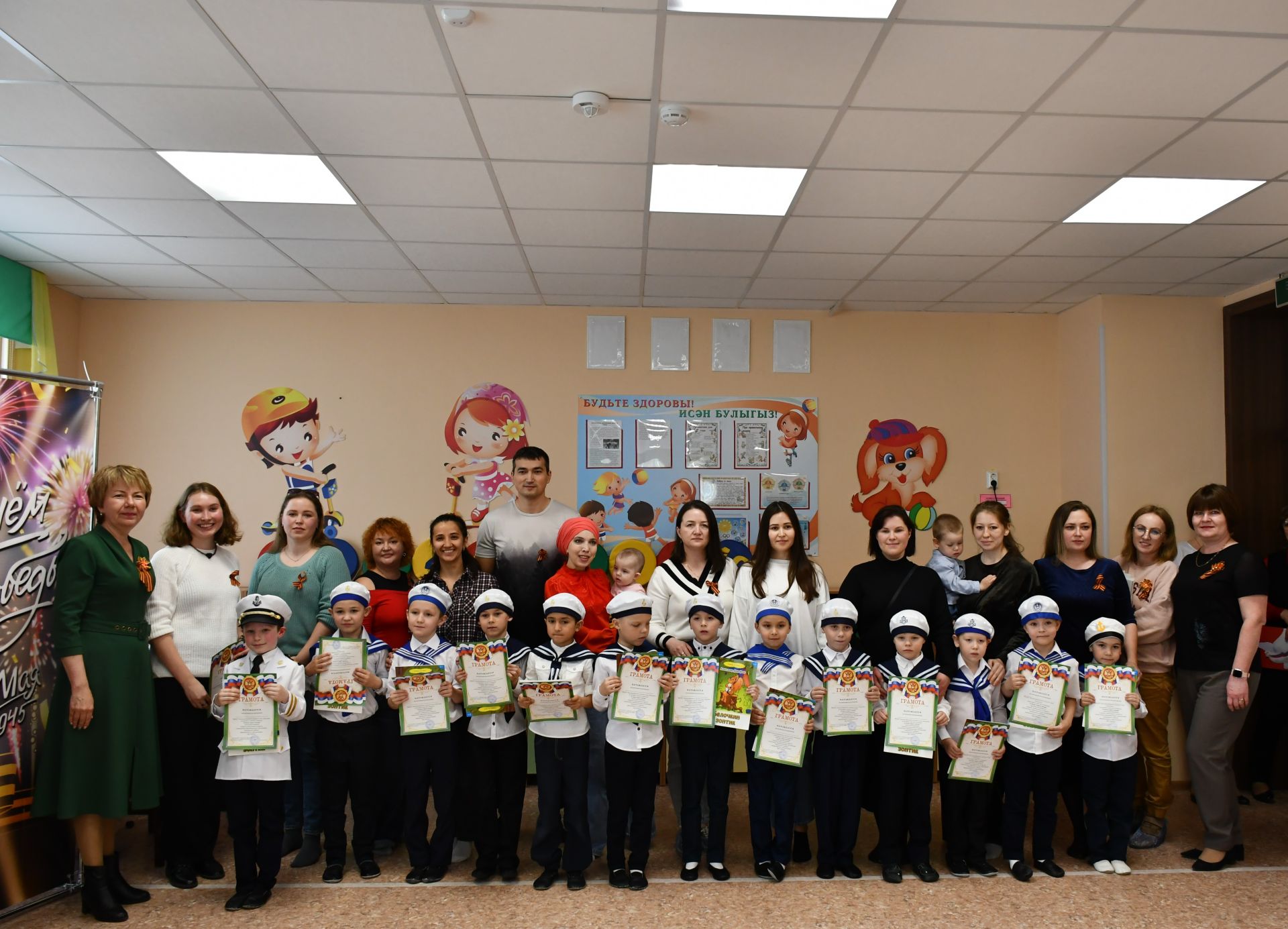 В детском саду «Рябинка» прошел второй этап конкурса строя и песни для дошкольников